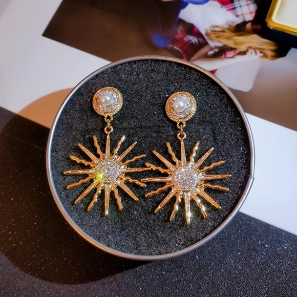 Luxury Gold Earrings - Picture 3 of 5